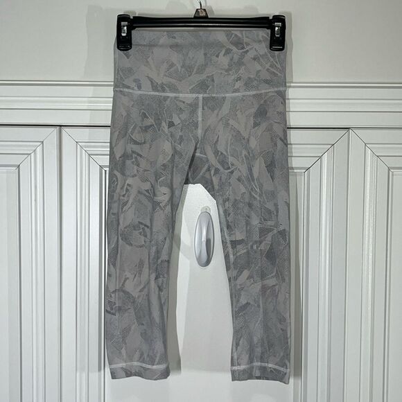 Lululemon Wunder Under Hi-Rise 1/2 Tight 17" Size 4 - Picture 1 of 9